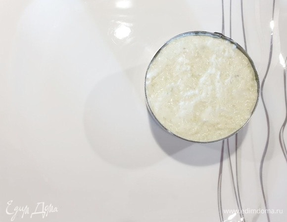 Сверху — мусс из авокадо.