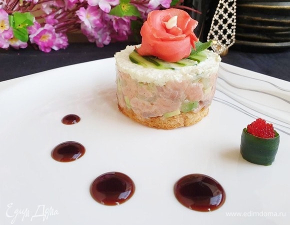 Я подаю тартар с соусом терияки и икрой летучей рыбы. Bon appétit!