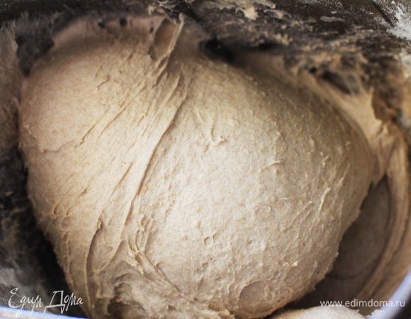 Тесто. В опару влить всю воду и хорошо перемешать. Соединить муку, опару с водой. Начать перемешивать, через 2 минуты добавить соль. Произвести замес в течение 10–15 минут до среднего развития клейковины. Тесто будет слегка липким.