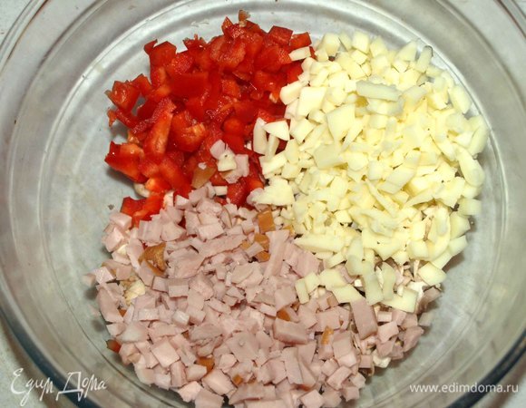 Сыр и карбонад мелко нарезать.