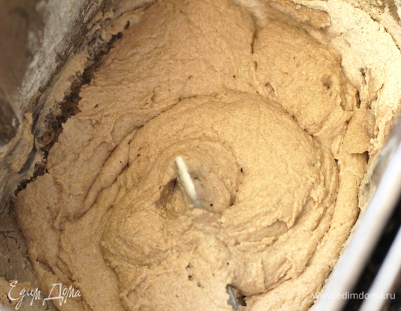 Опара. Развести водой зрелую закваску и соединить с мукой. Размешать до однородности и оставить бродить при комнатной температуре 8–12 часов.