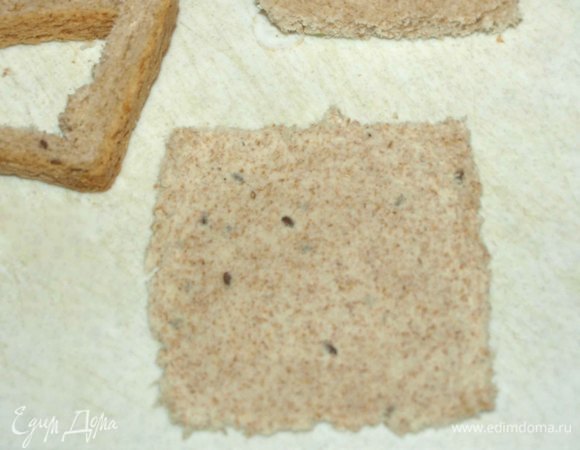 Вырезанную часть раскатываем скалкой. И нарезаем на 6 полосок.