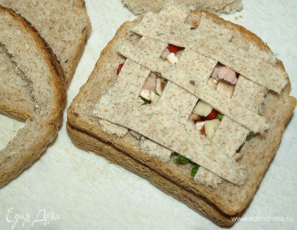 Выкладываем полоски в виде решетки сверху на начинку.