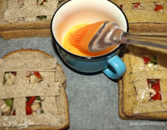 Яйцо взбиваем и аккуратно смазываем верх бутерброда.