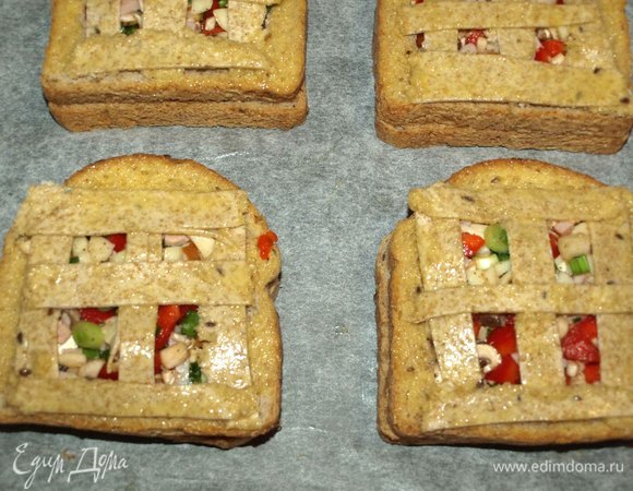 Отправляем в заранее разогретую до 180ºС духовку на 15–20 минут (зависит от вашей духовки). Достаем готовые бутерброды и даем отдохнуть 1–2 минуты.