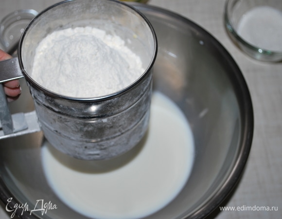 Добавьте просеянную муку и все хорошо перемешайте. У меня мука с высоким содержанием белка 13%.