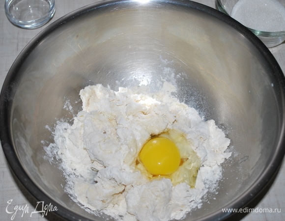 Постепенно, небольшими порциями добавляйте яйца, каждый раз хорошо перемешивая. 