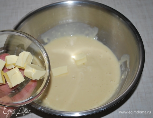 Небольшими кусочками добавляйте сливочное масло. Важно масло добавлять небольшими порциями, как масло вмешалось в тесто, еще добавить кусочки масла.