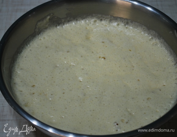 Накройте готовое тесто полотенцем и оставьте примерно на 1,5 часа подходить. Температура теста для расстойки примерно 28°C. Когда тесто увеличится вдвое, обомните и уберите его в холодильник на 30–40 минут.