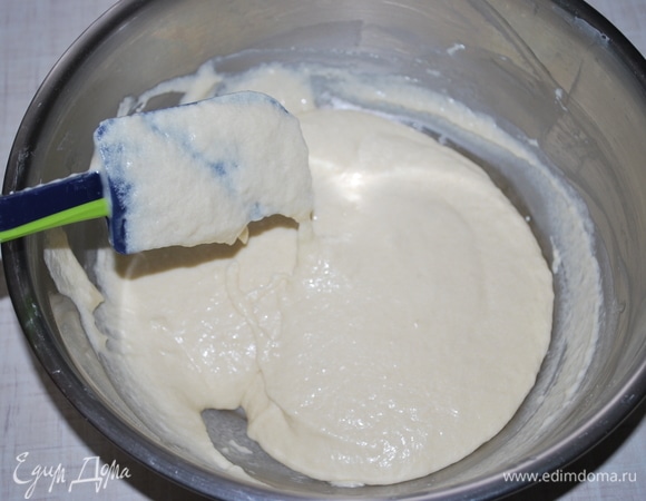 Перемешивайте тесто до тех пор, пока оно не станет гладким, однородным и блестящим. 