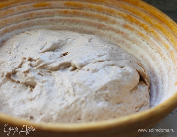 <span>Когда тесто увеличится в 2 раза, переложить его на подпыленный мукой стол и сформовать круглую или овальную заготовку из теста. Корзинку для расстойки теста слегка посыпать мукой. Если специальной корзинки у вас нет, можно использовать глубокую миску, застеленную полотенцем. Положить в нее хлеб швом вверх, накрыть полотенцем или пленкой, оставить при комнатной температуре подходить на 50</span>–<span>60 минут, время расстойки зависит от силы вашей закваски.</span>
