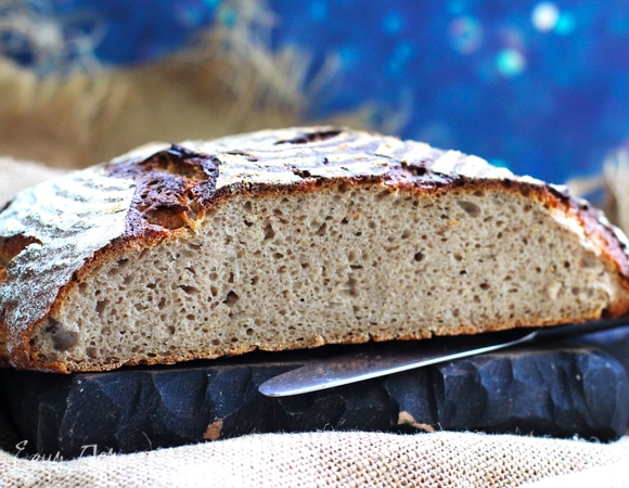 Готовый хлеб остудить на решетке.