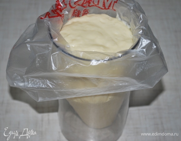 Охлажденное тесто выложите в кулек.