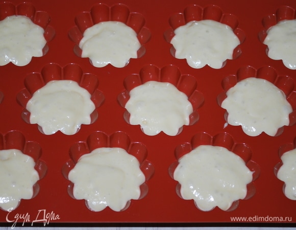 Разложите по формам, у меня силиконовые фомы. Формы заполняйте на 1/3. Оставьте на час подходить. Выпекайте в разогретой духовке примерно 25–30 минут при температуре 160–170°C.