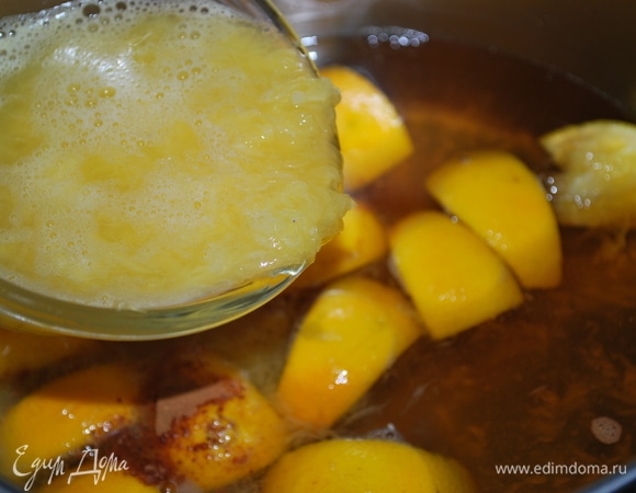 Приготовьте пропитку. Заварите заранее черный чай, хорошо подойдет бергамот. Налейте в сотейник воду и сахар, проварите сироп вместе несколько минут. Добавьте корицу, стручок ванили и апельсиновые корочки в горячий сироп. Снимите с огня и добавьте чай и свежевыжатый сок одного апельсина. Оставьте настаиваться 15 минут и процедите. Влейте алкоголь (ром или можно добавить ликер куантро) и нагрейте. Важно, чтобы пропитка была горячей, когда будете пропитывать. Пропитка получается очень вкусной и ароматной.