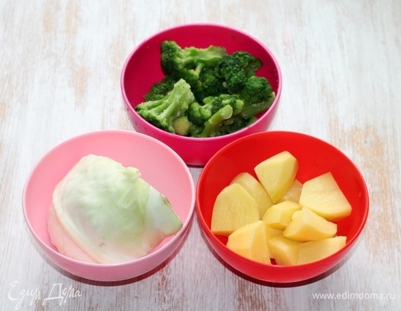 Подготовим овощи для варки: белокочанную капусту, брокколи и очищенный, нарезанный дольками картофель.