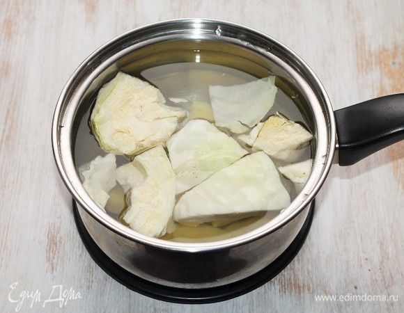 В кипящую несоленую воду кладем картофель и белокочанную капусту, отвариваем до полуготовности.