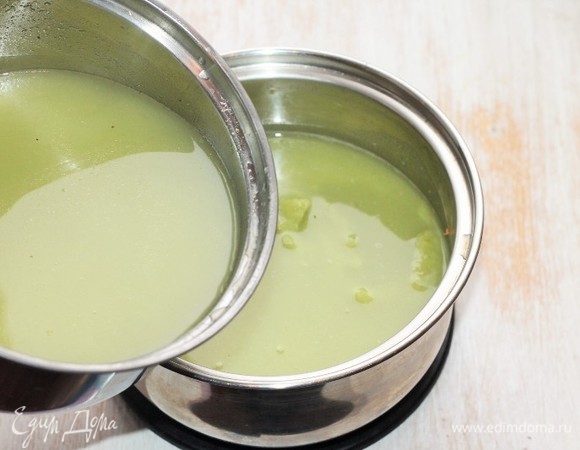 Затем возвращаем овощной бульон в кастрюлю, добавляем приправу, соль, перец. Перемешиваем. Ставим кастрюлю на 2–3 минуты на малый огонь, доводим до кипения. Суп-пюре готов!