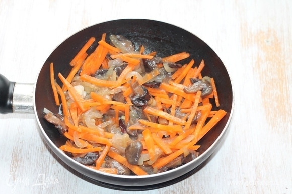 Затем добавляем морковь, по вкусу соевый соус (вместо соли) и тушим до готовности.