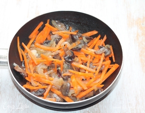 Затем добавляем морковь, по вкусу соевый соус (вместо соли) и тушим до готовности.