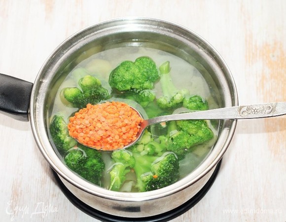 Затем кладем брокколи и 1–2 ст. л. красной чечевицы, варим на медленном огне до полной готовности. Если у вас нет красной чечевицы, ее можно заменить дробленым горохом. Горох следует варить в отдельной кастрюле, а потом добавлять.