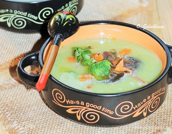 Наполняем теплые миски овощным крем-супом. По середине кладем несколько ложек начинки. Добавляем зеленый базилик и подаем к столу. Приятного аппетита!