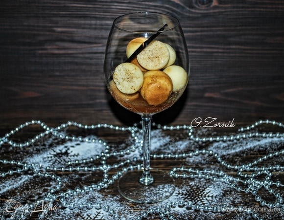 По желанию можно добавить в ромовую бабу изюм, предварительно его замочив в роме или ликере. Украсить и подавать к праздничному столу. Приятного аппетита.