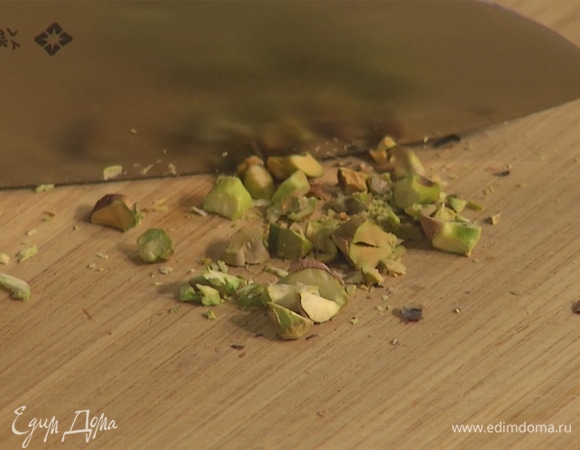 Натереть одну чайную ложку цедры апельсина. Фисташки измельчить ножом. Все соединить вместе.