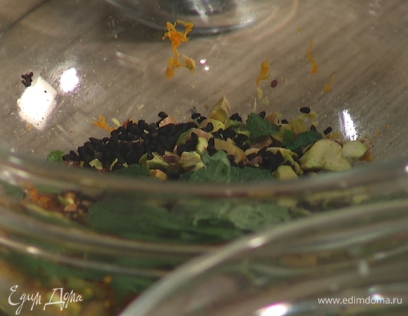 Смесь посолить и поперчить, добавить сумах, кунжут и мяту. Все перемешать.