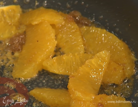 На хорошо разогретую сковороду добавить сливочное масло и сахар, выложить дольки апельсина. Фрукты должны карамелизироваться.