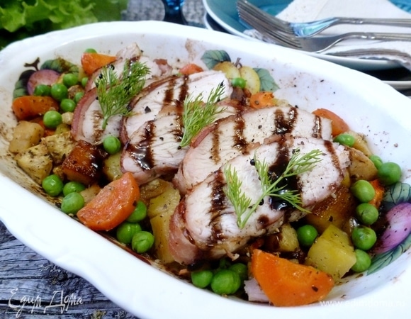 Зеленый горошек проварить 2 минуты и поместить в холодную воду, чтобы он не потерял свой жизнерадостный зеленый цвет. Достать грудку и нарезать ломтиками. К овощам добавить горошек, сверху — ломтики куриной грудки. Посыпать зеленью, полить бальзамическим кремом. Приятного аппетита!