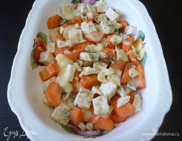 Овощи сложить в форму для духовки, посыпать прованскими травами, посолить и поперчить. Полить растопленным сливочным маслом. Поставить в духовку, разогретую до 170°C, запекаться на 40 минут, прикрыв овощи куском фольги. Пока овощи запекаются, куриное филе (грудку) немного посолить и поперчить, полить оливковым маслом и оставить пропитаться.