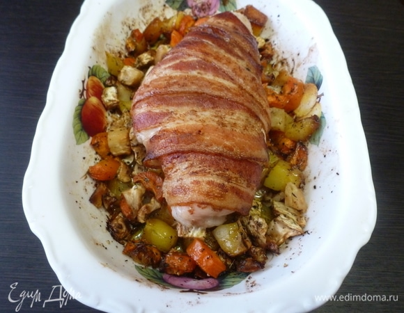 Усилить температуру в духовке до 200°C и запекать еще 20–30 минут. Бекон подрумянится, куриное филе останется сочным и станет ароматно-копченым. 