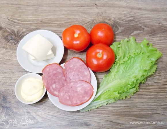 Достанем нужные продукты для приготовления. Копченую колбасу можно взять по вашему вкусу или заменить, например, ветчиной или бужениной. Но копченая колбаса придаст закуске легкий аромат. Моцареллу, конечно, лучше брать в виде шариков, но у меня более плотный вариант.