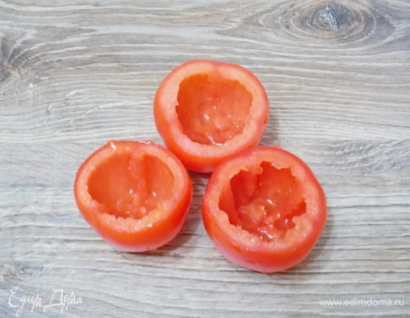 Помидоры вымоем и срежем верх, где плодоножка. Чайной ложкой удаляем внутреннюю часть — она нам не понадобится.