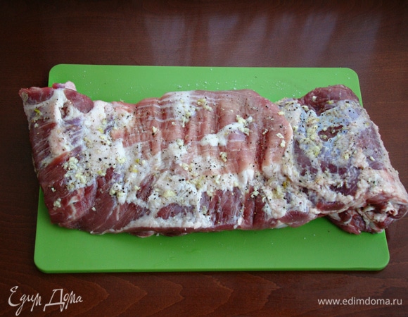 Ребра лучше взять одним куском (или два куска, если такого не найдется). Ребра промыть и очистить от ненужных пленочек, лишний жир срезать. Натереть с двух сторон солью, измельченным перцем и половиной нормы чеснока, пропущенного через пресс. Оставить мариноваться.