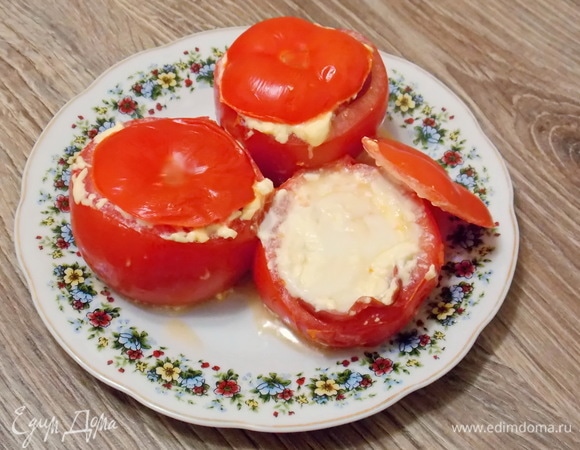 Ставим на тарелку и отправляем в микроволновую печку. Запекаем наши помидоры в течение 3,5 минут при мощности 800 Вт. Сыр должен расплавиться, а помидора приготовиться, но остаться плотной.