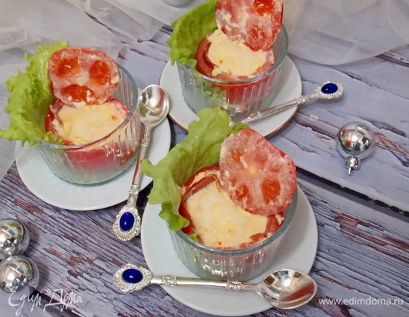 В порционные салатники уложим листья салата и положим по одной помидорки. Подавать сразу.