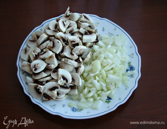 Репчатый лук нашинковать, половину нормы шампиньонов нарезать не очень мелко. Вторая половина грибов нам понадобится для украшения.