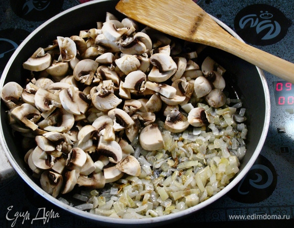 Обжарить на растительном масле лук до золотистого цвета. Добавить шампиньоны и все обжарить до румяного цвета.