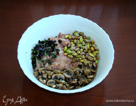 В миске смешать два вида фарша — свиной и куриный. Добавить очищенные фисташки, мелко порубленные розмарин и базилик (специи и травы можно взять любые, по вкусу). Добавить остывшие грибы, посолить и поперчить по вкусу. Перемешать.