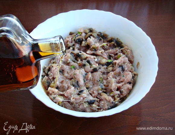 В фарш влить коньяк, он придаст сочности фаршу и дополнительный аромат. 