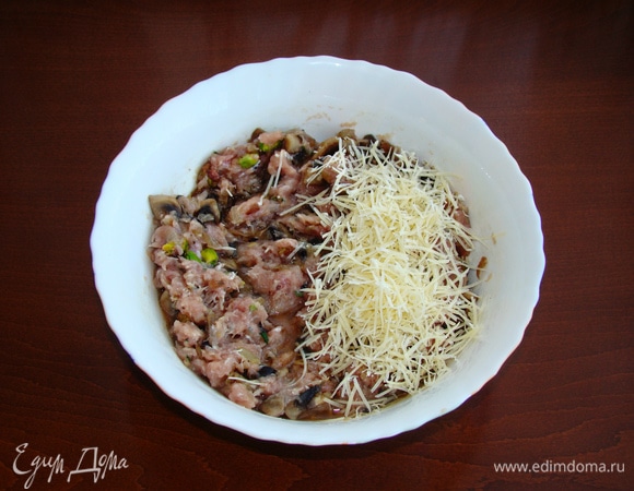 К фаршу добавить пармезан — он придаст дополнительную изюминку начинке.