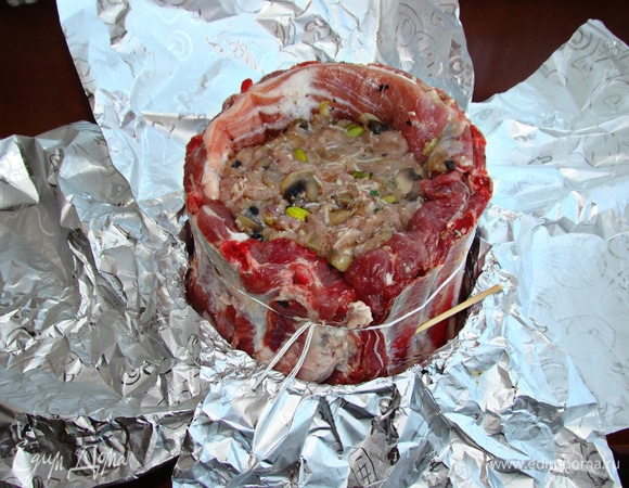 В форму установить ребра в виде кольца, мясной стороной внутрь. Наполнить пенек фаршем. Низ пенька сколоть шпажками, а верх связать кулинарной нитью.