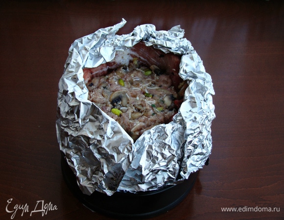 Фольгой укрыть края ребер так, чтобы начинка оставалась открытой. Поставить в разогретую до 180–190°C духовку примерно часа на два. Если верх пенька будет подгорать, накройте фольгой.
