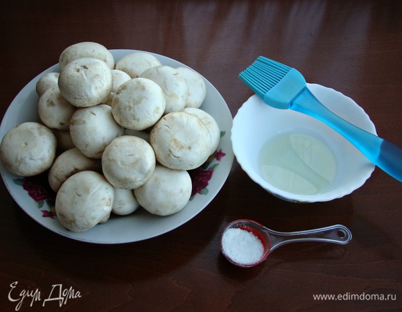 Для украшения пенька смешать в миске 1 ст. л. растительного масла и щепотку соли и этой смесью смазать грибы.