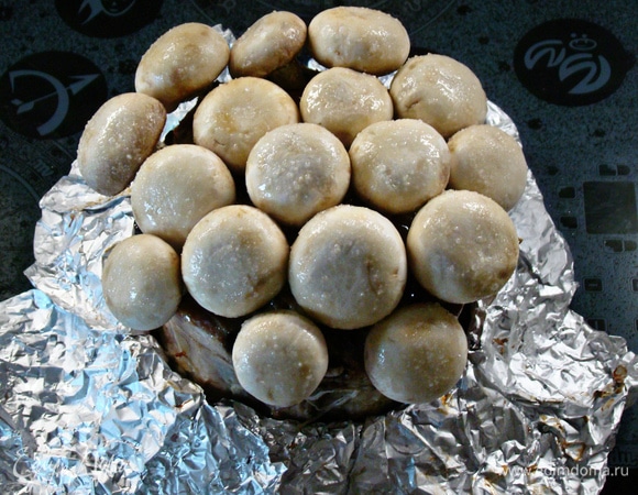 Спустя два часа достать пенек из духовки и сверху установить при помощи зубочисток грибы. Поставить пенек обратно в духовку примерно минут на 15. 