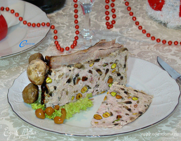 Но он остается вкусным и в охлажденном виде, поэтому подойдет в качестве холодной мясной закуски. Он отлично держит форму. Ароматный и сочный. Приятного новогоднего аппетита!