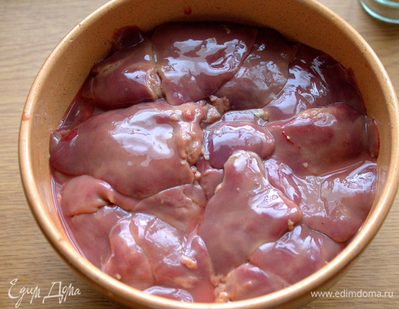 Печенку очистить, нарезать крупно, измельчить с помощью техники.