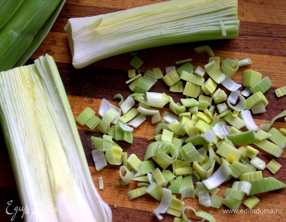 Порей нарезать мелко.